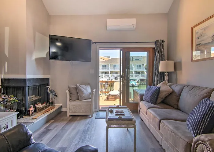 Holiday home Pool Access, Near Beach! Waterfront Ocean Gem