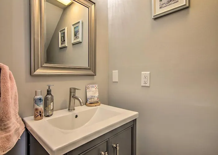 Holiday home Pool Access, Near Beach! Waterfront Ocean Gem *
