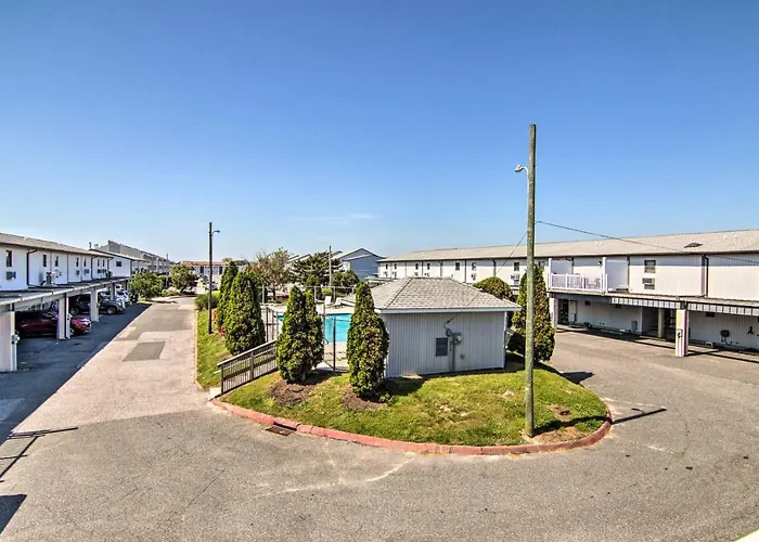 Holiday home Pool Access, Near Beach! Waterfront Ocean Gem *