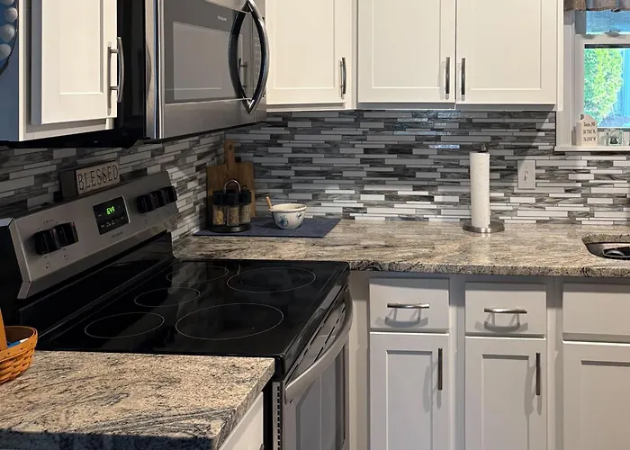 Holiday home Pool Access, Near Beach! Waterfront Ocean Gem